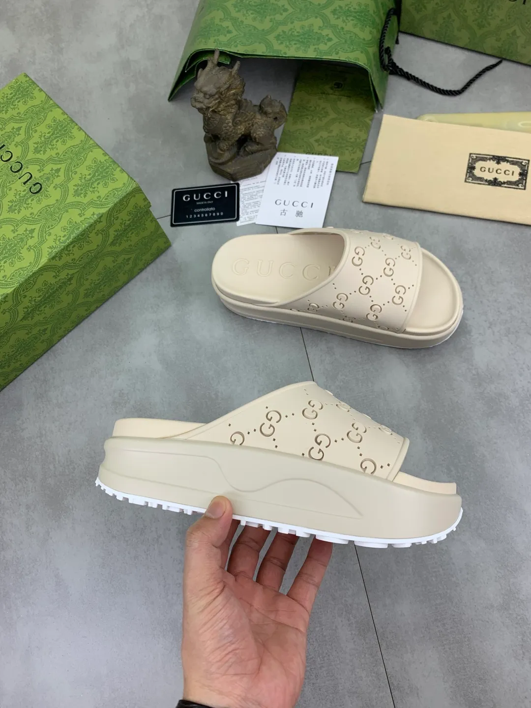 Men's Men's Shoes 💰P300💰[New Style] High Version 🎁🎁🎁 GUCCI New Year of the Snake casual slippers, original official website, perfect workmanship, transmitting a kind of noble luxury, sublimating its definition of luxury in Gucci's high-end extraordinary craftsmanship. Original Gucci double G combination outsole, code number: 35-46, complete package